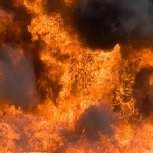 কালো ধোঁয়ায় ঢেকে গেল পাকুড়িয়া! টায়ারের গোডাউনে অগ্নিকাণ্ডে ভস্মীভূত ক্রেন