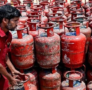 মধ্যবিত্তের মুখে হাসি! রান্নার গ্যাসের দাম নিয়ে কেন্দ্রের বিরাট ঘোষণা, কতো কমলো?