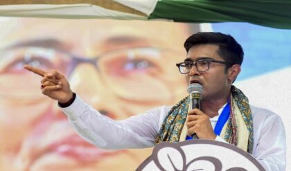 বিস্ফোরক অভিষেক! “পোলিং এজেন্টের তালিকাও বিজেপির হাতে,” ভোটারদের টাকা দেওয়ার টোপ নিয়ে চরম হুঁশিয়ারি।