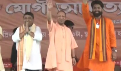 ডাবল ইঞ্জিন এলেই মিটবে গুন্ডাগিরি! আসানসোলে দাঁড়িয়ে তৃণমূলকে ‘পরিচয় সংকটের’ হুঁশিয়ারি যোগী আদিত্যনাথের