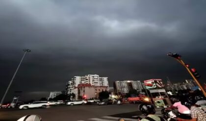 কলকাতায় কি আজই নামবে বৃষ্টি? আবহাওয়া দপ্তরের হাই-অ্যালার্ট: গাছ ও বিদ্যুতের খুঁটি থেকে দূরে থাকার পরামর্শ