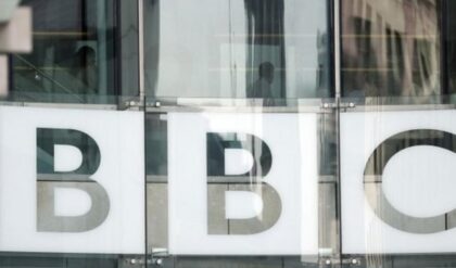 গণছাঁটাইয়ের কবলে এবার বিবিসি! চাকরি হারাচ্ছেন ১০ শতাংশ কর্মী; কোন কঠিন পথে হাঁটছে বিশ্বখ্যাত এই সংবাদমাধ্যম?