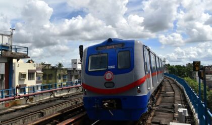 অফিস টাইমে চরম দুর্ভোগ! কলকাতা মেট্রোর চাকা থমকাল জয় হিন্দ স্টেশনে, লাইনে দীর্ঘ জট!