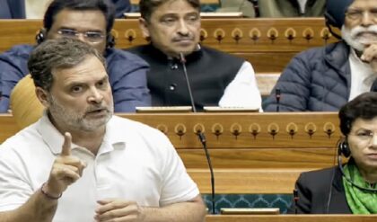 “সেনাবাহিনীর আড়ালে লুকোচ্ছেন কেন?” বিজেপিকে তোপ রাহুলের, পাল্টায় ফুঁসছেন রাজনাথ সিং!