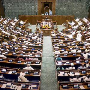 ২৮ ভোটের জন্য স্বপ্নভঙ্গ! সংসদে হাইভোল্টেজ ড্রামা শেষে পরাজিত কেন্দ্র, জয়ের হাসিতে রাহুল