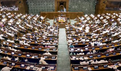 ২৮ ভোটের জন্য স্বপ্নভঙ্গ! সংসদে হাইভোল্টেজ ড্রামা শেষে পরাজিত কেন্দ্র, জয়ের হাসিতে রাহুল