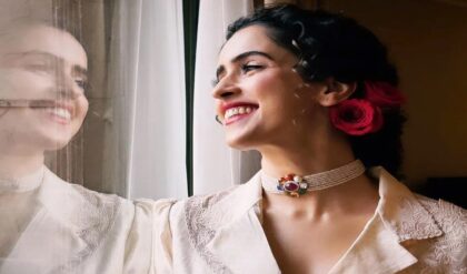 হাতে পাউরুটি, কানে টোস্টার! নতুন ছবির প্রচারে এ কী করলেন দঙ্গল গার্ল সানিয়া? ভাইরাল ‘অদ্ভুত’ সাজ!