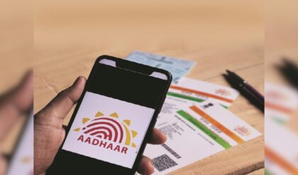 অ্যাপল-স্যামসাংয়ের চাপে পিছু হটল কেন্দ্র? মোবাইল কেনার আগেই ‘আধার অ্যাপ’ থাকার নিয়মে বড় বদল!