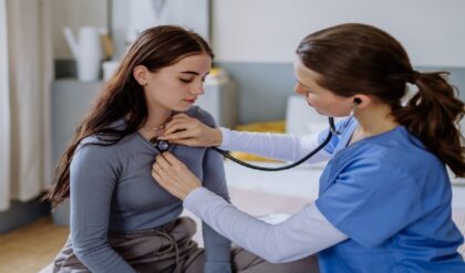 ‘চল্লিশেই চালশে’ নয়, বরং শুরু হোক নতুন সতর্কতা! চিকিৎসকদের পরামর্শ মেনে আজই বদলে ফেলুন রুটিন