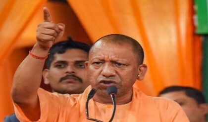 বিজেপি না তৃণমূল? ২৩ এপ্রিলের আগে মাথাভাঙা থেকে বাঁকুড়া কাঁপালেন যোগী, তুঙ্গে রাজনৈতিক পারদ