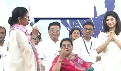 ‘আমার জীবনেও ভুল হয়েছে’, লাভলির হয়ে কেন এমন মন্তব্য মমতার? সোনারপুরের সভা থেকে বড় বার্তা