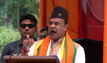 দেশ বিক্রি করে দিচ্ছেন মুখ্যমন্ত্রী! বাংলাদেশি মুসলিমদের জন্য বাংলা খুলে রাখার অভিযোগ হিমন্তর, গোর্খাদের দিলেন বড় প্রতিশ্রুতি