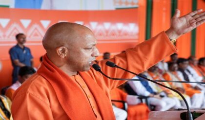 ইউপি-তে দাঙ্গা নেই, সব চাঙ্গা! বাংলাতেও কি এবার ‘বুলডোজার মডেল’? মমতার গড়ে দাঁড়িয়ে বড় নিদান আদিত্যনাথের