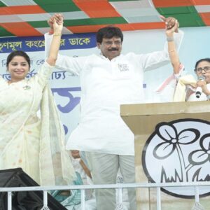 নিরাপত্তা কেড়ে নিলে নিজের বডিগার্ড শওকতকে দেবেন! বিজেপি-আইএসএফকে চরম হুঁশিয়ারি মমতার