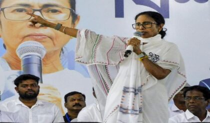 ইভিএম মেশিনে কারচুপি? ঘর থেকে খাবার নিয়ে যাওয়ার নির্দেশ! ভোটকর্মী ও মা-বোনেদের সতর্ক করলেন মম