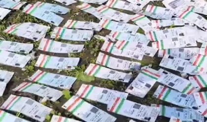 শত শত আধার কার্ড মিলল খালের ধারে! জ্যাংড়া-হাতিয়ারায় হুলস্থুল, বিএলও-র দিকে আঙুল তুলছেন বাসিন্দারা