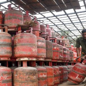 হরমুজ প্রণালীতে যুদ্ধের আগুন, সিলিন্ডার পেতে হাহাকার ভারতে! বাণিজ্যিক গ্যাসে ব্যাপক কাটছাঁট করল মোদী সরকার!