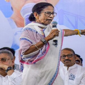 আধার আর ব্যাংক অ্যাকাউন্ট চাইলেই দেবেন না! ফর্ম ফিলাপ নিয়ে মা-বোনেদের কেন হুঁশিয়ারি দিলেন তৃণমূল সুপ্রিমো?