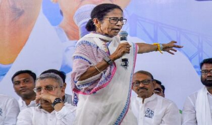 আধার আর ব্যাংক অ্যাকাউন্ট চাইলেই দেবেন না! ফর্ম ফিলাপ নিয়ে মা-বোনেদের কেন হুঁশিয়ারি দিলেন তৃণমূল সুপ্রিমো?