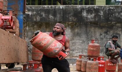 মধ্যপ্রাচ্যের যুদ্ধের মাঝেও ভরপুর জোগান! পেট্রোল-ডিজেলে ১০ টাকা ছাড়; গ্যাস সিলিন্ডার নিয়ে আতঙ্কিত না হওয়ার পরামর্শ সরকারের!