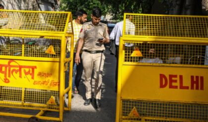 গলায় আঘাতের চিহ্ন, রক্তহীন মৃত্যু না কি ঠান্ডা মাথায় খুন? ১৯ বছরের তরুণীর মৃত্যুতে রণক্ষেত্র দিল্লি; পলাতক স্বামীর খোঁজে পুলিশ!