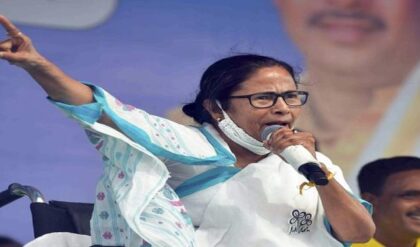 “ইডি-সিবিআই মোটা ভাই, ভোটের পর দেখা নাই!” মুর্শিদাবাদে দাঁড়িয়ে শাহ-কে ছড়ায় বিঁধলেন মমতা!