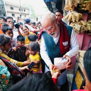 মোদীর হাতে বাঙালির প্রিয় ঝালমুড়ি, দোকানদারকে কত টাকা দিলেন প্রধানমন্ত্রী?
