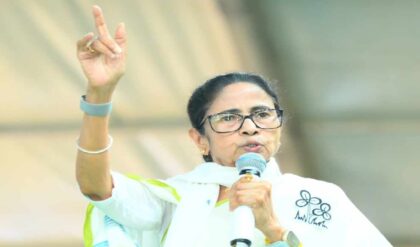 “অভিষেকের বাড়ি লক্ষ্য করে জুতো দেখানো হয়েছে!” জিয়াগঞ্জের সভা থেকে বিজেপি-কে ‘ভয়ঙ্কর’ আক্রমণ মমতার!