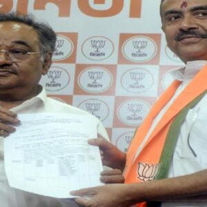 মমতার ‘বহিরাগত’ তত্ত্বে সিলমোহর বিজেপিরই! শমীক ভট্টাচার্যের বিস্ফোরক মন্তব্যে তোলপাড় রাজ্য রাজনীতি