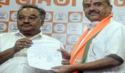 মমতার ‘বহিরাগত’ তত্ত্বে সিলমোহর বিজেপিরই! শমীক ভট্টাচার্যের বিস্ফোরক মন্তব্যে তোলপাড় রাজ্য রাজনীতি