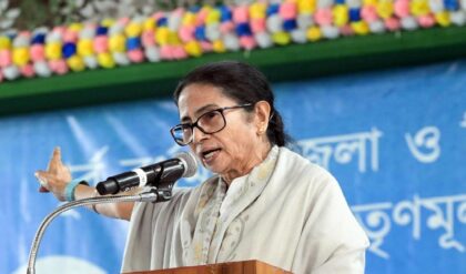 ১০ টাকার নোট না কি সাজানো নাটক? মোদির ঝালমুড়ি খাওয়া নিয়ে তোলপাড় বীরভূমের সভা!