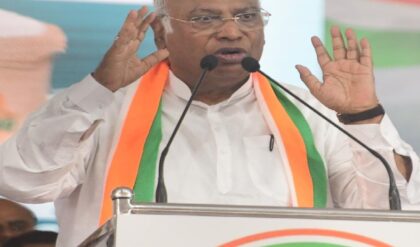 তৃণমূলকে ভোট দেওয়া মানেই বিজেপিকে জেতানো? নকশালবাড়ির সভা থেকে বিস্ফোরক মল্লিকার্জুন খাড়গে!