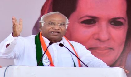 “মোদি কি বাংলার মুখ্যমন্ত্রী হতে চান?” উত্তরবঙ্গে দাঁড়িয়ে খাড়গের ধারালো আক্রমণ, কাঁপছে বঙ্গ রাজনীতি!