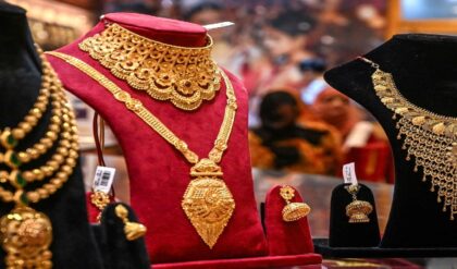 সোনার দামে বড় চমক! অক্ষয় তৃতীয়ার দিন হু হু করে বাড়ল না দাম, দোকানে ভিড় ক্রেতাদের