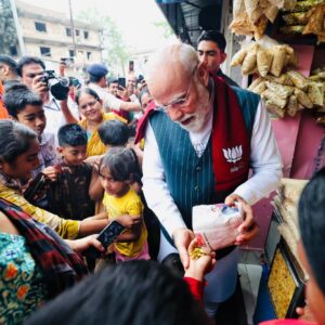 মোদী ঝালমুড়ি খেতেই ভাইরাল এই পেশা, কিন্তু বাস্তবে কত আয় করেন বিক্রেতারা?