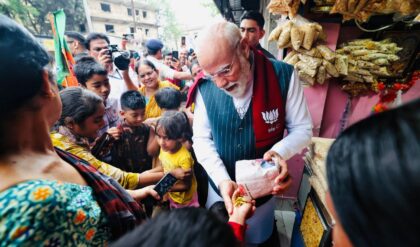 মোদী ঝালমুড়ি খেতেই ভাইরাল এই পেশা, কিন্তু বাস্তবে কত আয় করেন বিক্রেতারা?