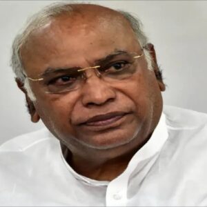 বেলাগাম কংগ্রেস সভাপতি! প্রধানমন্ত্রীকে সরাসরি ‘জঙ্গি’ বলে আক্রমণ খাড়গের, তুঙ্গে রাজনৈতিক সংঘাত