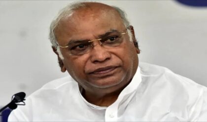 বেলাগাম কংগ্রেস সভাপতি! প্রধানমন্ত্রীকে সরাসরি ‘জঙ্গি’ বলে আক্রমণ খাড়গের, তুঙ্গে রাজনৈতিক সংঘাত