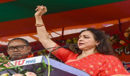 বঙ্গে ভোট-যুদ্ধের শেষ লগ্নে উত্তরের ময়দানে হেমা মালিনী! মমতাকে কড়া ভাষায় তোপ ‘বসন্তী’র?