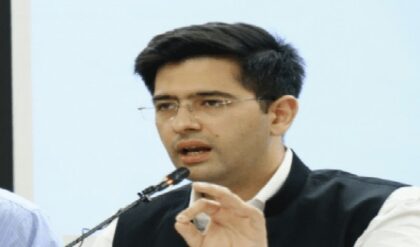 ১০-এর মধ্যে ৭: কেজরিওয়ালের ডেরায় বড়সড় ধস! কোন আইনি চালে হার মানল সংবিধান?