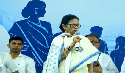 “পাকিস্তান কলকাতায় হামলার কথা বলছে, আর মোদি চুপ!” পূর্বস্থলীর সভা থেকে রণংদেহী মমতা