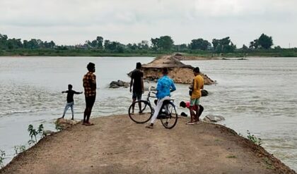 “অ্যাম্বুল্যান্স ঢোকে না, বর্ষায় ভেসে যায় রাস্তা!”-৫ বছরেও হলো না অজয় নদের সেতু, ক্ষুব্ধ জনতা