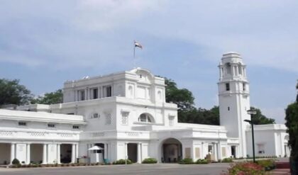 স্পিকারের জন্য ‘ভয়ঙ্কর’ উপহার? মাস্ক পরা চালকের দুঃসাহসিক কাণ্ডে থমথমে ভারতের রাজধানী