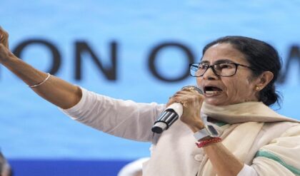 “আমার কাছে ভিডিও প্রমাণ আছে!” কেন্দ্রীয় কপ্টারে কালো টাকা পাচার নিয়ে মমতার দাবিতে তোলপাড় বঙ্গ রাজনীতি