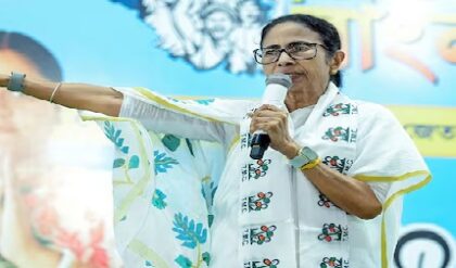 “মেয়েদের গায়ে হাত দেবে এত সস্তা!” কেন্দ্রীয় বাহিনীর বিরুদ্ধে মা-বোনেদের রণচণ্ডী হওয়ার ডাক দিদির “মেয়েদের গায়ে হাত দেবে এত সস্তা!” কেন্দ্রীয় বাহিনীর বিরুদ্ধে মা-বোনেদের রণচণ্ডী হওয়ার ডাক দিদির