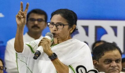 “মেয়েদের গায়ে হাত দেবে? এত সস্তা!” ভোটের ময়দানে নারীদের সম্মানে আঘাত লাগলে চরম হুঁশিয়ারি মমতার “মেয়েদের গায়ে হাত দেবে? এত সস্তা!” ভোটের ময়দানে নারীদের সম্মানে আঘাত লাগলে চরম হুঁশিয়ারি মমতার