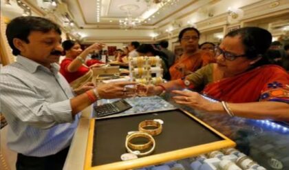 লক্ষ্মীলাভের সেরা সুযোগ! বৈশাখের হালখাতার আগেই কি গয়না কেনার ধুম? কলকাতা ও দেশের সোনার দর লক্ষ্মীলাভের সেরা সুযোগ! বৈশাখের হালখাতার আগেই কি গয়না কেনার ধুম? কলকাতা ও দেশের সোনার দর