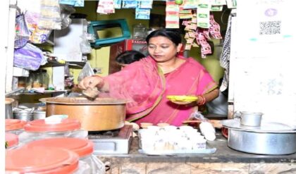 চায়ের আড্ডায় তৃণমূল প্রার্থী! কেটলি হাতে নিজেই বানালেন চা, ভোট টানতে অভিনব ‘চক্রব্যূহ’ সোনারপুর উত্তরে!