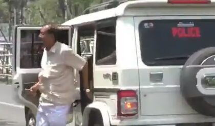 “পুলিশের গাড়িতে তৃণমূল নেতা!”-নির্বাচন কমিশনের ‘বজ্রাঘাত’, সাসপেন্ড নৈহাটির আইসি