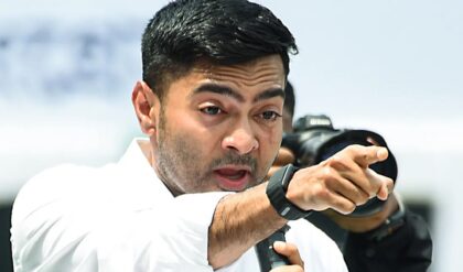 “যাদের আমরা ফেলে দিই, বিজেপি তাদের…..?” BJP-প্রার্থীকে বিঁধে বিস্ফোরক অভিষেক